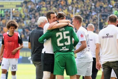 FC Erzgebirge Aue weiterhin ungeschlagen: Bär ballert Aue an die Tabellenspitze zurück - Beide Auer Torhüter nach dem Spiel. Foto: Alexander Gerber