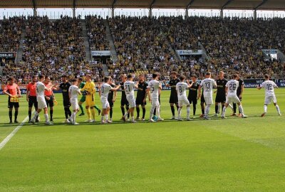 FC Erzgebirge Aue weiterhin ungeschlagen: Bär ballert Aue an die Tabellenspitze zurück - Beide Mannschaften vor dem Spiel. Foto: Alexander Gerber