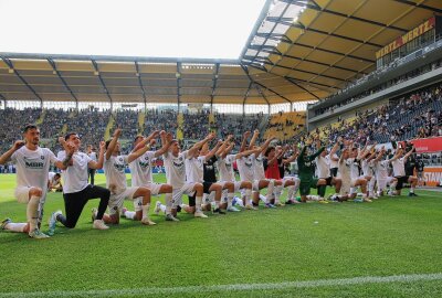 FC Erzgebirge Aue weiterhin ungeschlagen: Bär ballert Aue an die Tabellenspitze zurück - Aues Mannschaft feiert mit den mitgereisten Fans. Foto: Alexander Gerber