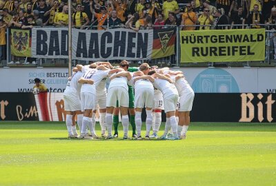 FC Erzgebirge Aue weiterhin ungeschlagen: Bär ballert Aue an die Tabellenspitze zurück - Spielerkreis vor dem Spiel. Foto: Alexander Gerber