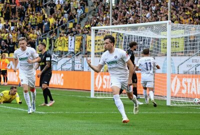 FC Erzgebirge Aue weiterhin ungeschlagen: Bär ballert Aue an die Tabellenspitze zurück - Marcel Bär jubelt hier nachdem 1-1 Ausgleich. Foto: Alexander Gerber