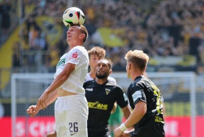 FC Erzgebirge Aue weiterhin ungeschlagen: Bär ballert Aue an die Tabellenspitze zurück - Kilian Jakob steigt hier am höchsten. Foto: Alexander Gerber