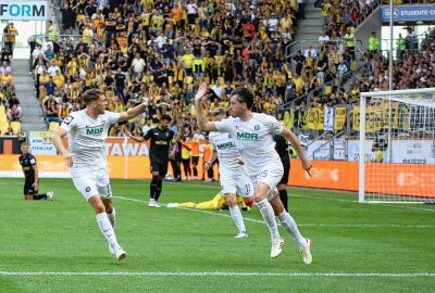 FC Erzgebirge Aue weiterhin ungeschlagen: Bär ballert Aue an die Tabellenspitze zurück - Marcel Bär jubelt hier nachdem 1-1 Ausgleich. Foto: Alexander Gerber