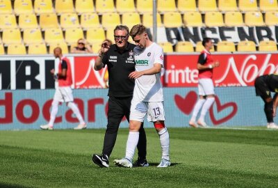 FC Erzgebirge Aue weiterhin ungeschlagen: Bär ballert Aue an die Tabellenspitze zurück - Erik Majetschak musste verletzt ausgewechselt werden. Foto: Alexander Gerber