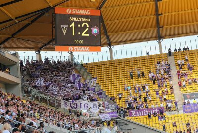 FC Erzgebirge Aue weiterhin ungeschlagen: Bär ballert Aue an die Tabellenspitze zurück - Aues mitgereiste Fans. Foto: Alexander Gerber