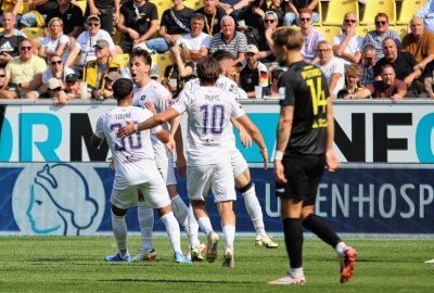 FC Erzgebirge Aue weiterhin ungeschlagen: Bär ballert Aue an die Tabellenspitze zurück - Marcel Bär jubelt nach seinem Treffer zum 1-2. Foto: Alexander Gerber