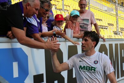 FC Erzgebirge Aue weiterhin ungeschlagen: Bär ballert Aue an die Tabellenspitze zurück - Aues Doppeltorschütze Marcel Bär bei den Fans. Foto: Alexander Gerber