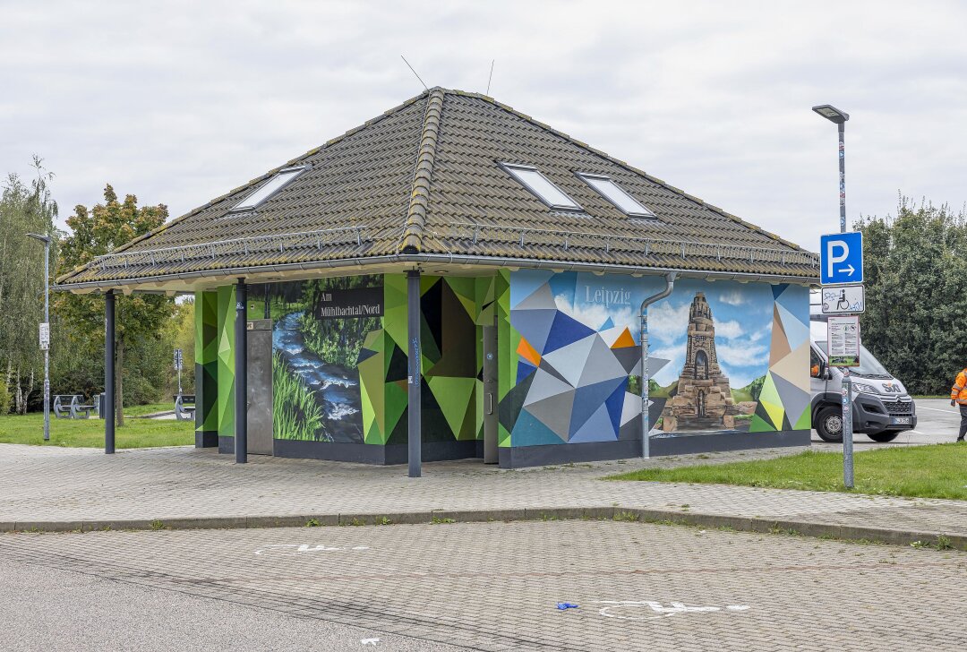 FC Hansa Rostock-Fans im Verdacht: Vandalismus und Brandstiftung auf A72-Parkplatz - Hansa-Fans haben mutmaßlich eine Raststätte verunstaltet. Foto: Bernd März