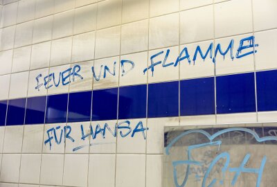 FC Hansa Rostock-Fans im Verdacht: Vandalismus und Brandstiftung auf A72-Parkplatz - Hansa-Fans haben mutmaßlich eine Raststätte verunstaltet. Foto: Bernd März