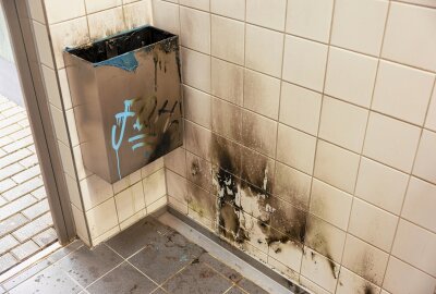 FC Hansa Rostock-Fans im Verdacht: Vandalismus und Brandstiftung auf A72-Parkplatz - Hansa-Fans haben mutmaßlich eine Raststätte verunstaltet. Foto: Bernd März