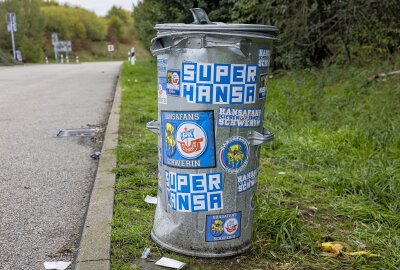 FC Hansa Rostock-Fans im Verdacht: Vandalismus und Brandstiftung auf A72-Parkplatz - Hansa-Fans haben mutmaßlich eine Raststätte verunstaltet. Foto: Bernd März