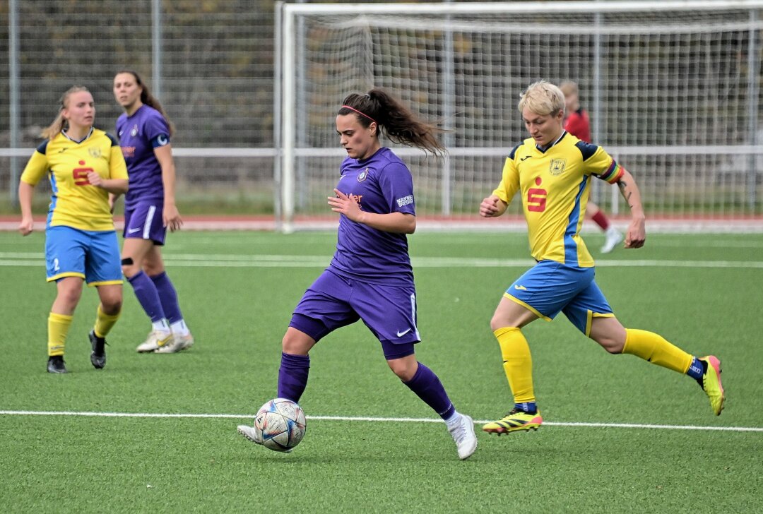 FCE-Frauen holen Heimsieg gegen Heidenau - Die FCE-Frauen - am Ball Jessica Kramp - haben einen klaren Heimsieg gegen den Heidenauer SV eingefahren. Foto: Ramona Schwabe