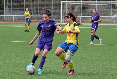 FCE-Frauen holen Heimsieg gegen Heidenau - Die FCE-Frauen - am Ball Elise Schneider(li.)- haben einen klaren Heimsieg gegen den Heidenauer SV eingefahren. Foto: Ramona Schwabe