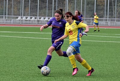 FCE-Frauen holen Heimsieg gegen Heidenau - Die FCE-Frauen - am Ball Lisa Friedrich (li.)- haben einen klaren Heimsieg gegen den Heidenauer SV eingefahren. Foto: Ramona Schwabe