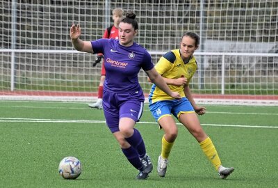 FCE-Frauen holen Heimsieg gegen Heidenau - Die FCE-Frauen - am Ball Michaela Weidauer (li.) - haben einen klaren Heimsieg gegen den Heidenauer SV eingefahren. Foto: Ramona Schwabe