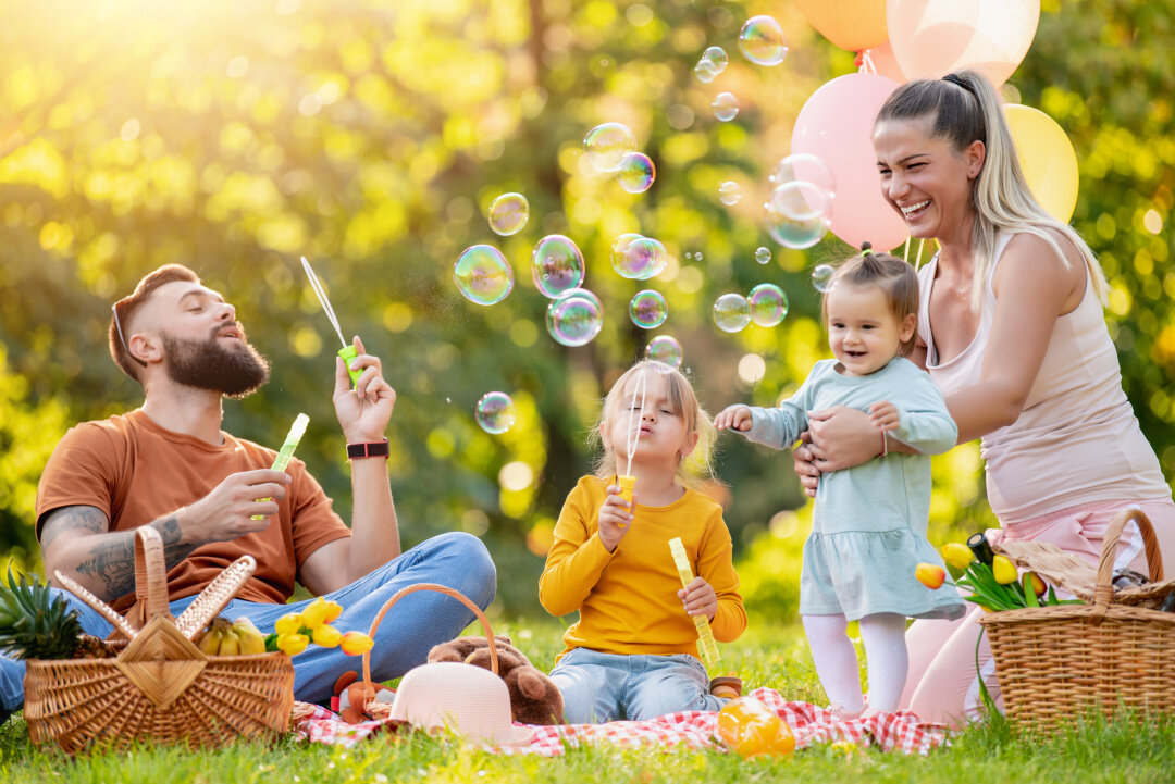 Federball und Feuerzungen: Parkpicknick in Flöha - Wie jeden ersten Julisonntag im Jahr, veranstaltet der Gewerbe- und Festverein Flöha e.V. am 7. Juli 2024 das berühmte "Parkpicknick". 