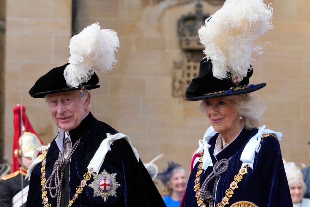 Federhut und Robe: Royals bei Ordenszeremonie in Windsor - König Charles III. und Königin Camilla nehmen an der Zeremonie des Hosenbandordens auf Schloss Windsor teil.