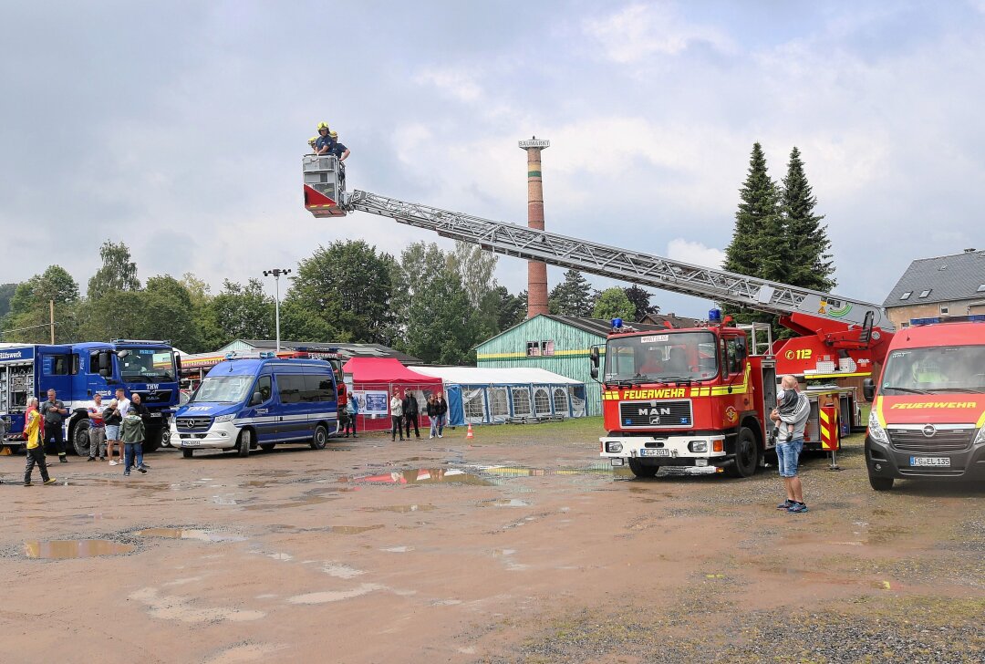 Feieralarm bei der Feuerwehr Eppendorf - Die Feuerwehr Eppendorf und das THW präsentierten Teile ihrer Technik. Foto: Knut Berger