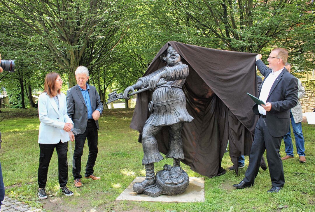 Feierliche Enthüllung in Freiberg: Vier neue Skulpturen für Silberweg - In Freiberg wurden neue Skulpturen enthüllt. Hier der Eierscheckenbäcker. Foto: Renate Fischer