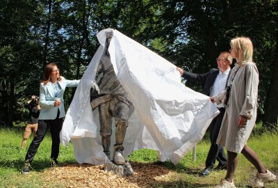 Feierliche Enthüllung in Freiberg: Vier neue Skulpturen für Silberweg - In Freiberg wurden neue Skulpturen enthüllt. Hier der Erfinder der Nachhaltigkeit. Foto: Renate Fischer