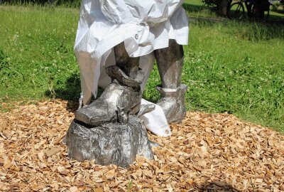 Feierliche Enthüllung in Freiberg: Vier neue Skulpturen für Silberweg - Die obligatorische Maus an jeder Skulptur. Hier: Der Erfinder der Nachhaltigkeit. Foto: Renate Fischer
