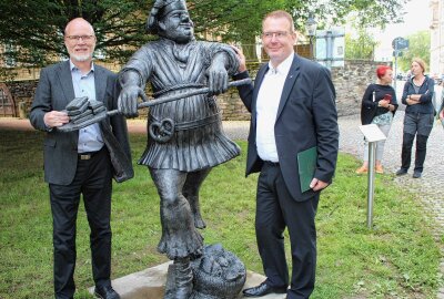 Feierliche Enthüllung in Freiberg: Vier neue Skulpturen für Silberweg - Prof. Dr. Haiko Schulz und Sven Krüger mit dem Eierscheckenbäcker. Foto: Renate Fischer