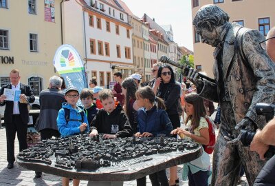 Feierliche Enthüllung in Freiberg: Vier neue Skulpturen für Silberweg - Die Kinder des Kinder- und Jugendparlaments entdecken die Stadt. Foto: Renate Fischer