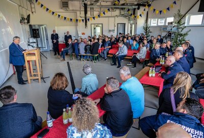 Feierliche Übergabe: Neues Gerätehaus für Feuerwehr Alberoda in Aue - Feierliche Übergabe: Neues Gerätehaus für Feuerwehr Alberoda. Foto: Niko Mutschmann