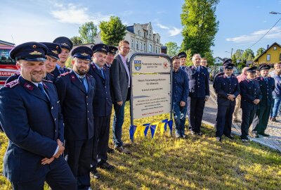 Feierliche Übergabe: Neues Gerätehaus für Feuerwehr Alberoda in Aue - Feierliche Übergabe: Neues Gerätehaus für Feuerwehr Alberoda. Foto: Niko Mutschmann