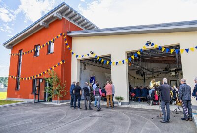 Feierliche Übergabe: Neues Gerätehaus für Feuerwehr Alberoda in Aue - Feierliche Übergabe: Neues Gerätehaus für Feuerwehr Alberoda. Foto: Niko Mutschmann