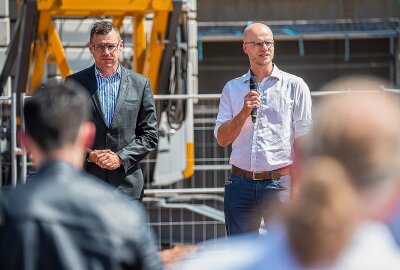 Feierliches Richtfest in Neukirchen: Neue Grundschule nimmt Form an - Neue Grundschule Neukirchen - Richtfest neue Grundschule Neukirchen - Im Bild sind v.l. Bürgermeister Sascha Thamm und Eric Polenz, Projektleiter und Architekt beim Ingenieurbüro Iproplan. Foto: Georg Ulrich Dostmann