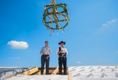 Feierliches Richtfest in Neukirchen: Neue Grundschule nimmt Form an - Neue Grundschule Neukirchen - Richtfest neue Grundschule Neukirchen - Im Bild sind v.l. Bürgermeister Sascha Thamm und Geschäftsführer Uwe Rockstroh von der Zimmerei Rockstroh aus Lengenfeld im Vogtland. Foto: Georg Ulrich Dostmann