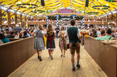 Feiern, tanzen und eine Maß: Auf zum Oktoberfest nach Siebenlehn - Auf der Freifläche rund um die Festhalle gibt es einen Schaustellerbereich mit einem Riesenrad.