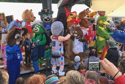 Fellige Plüschriesen im Küchwald: Maskottchen treffen aufeinander - Am Tag der Deutschen Einheit am Donnerstag findet von 13 bis 17 Uhr wieder das traditionelle Maskottchentreffen bei der Parkeisenbahn Chemnitz statt. Foto: Steffi Hofmann