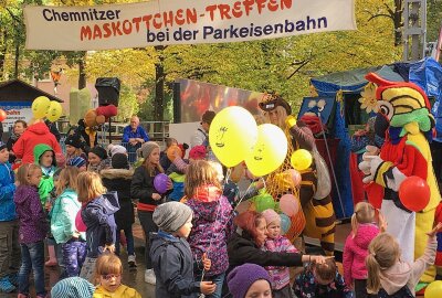 Fellige Plüschriesen im Küchwald: Maskottchen treffen aufeinander - Mit einem Sonderzug erreichen die Maskottchen gegen 13.15 Uhr den beschrankten Bahnübergang an der Küchwaldwiese zu einem Foto-Stopp. Foto: Steffi Hofmann