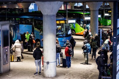 Fernbus verspätet: Diese Rechte haben Reisende - Bei Fernbus-Verspätungen oder -Ausfällen haben Reisende Anspruch auf Umbuchung oder Ticket-Erstattung.