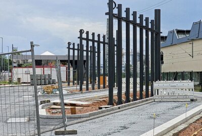 Fernbusterminal in Chemnitz nimmt Gestalt an - Das neue Fernbus-Terminal in Chemnitz soll Ende des Jahres fertiggestellt werden. Foto: Harry Härtel