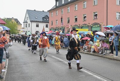 Festumzug in Lugau: 825 Jahre Stadtgeschichte auf zwei Kilometern - Einer der Höhepunkte der Lugauer Festlichkeiten war der große Festumzug. Foto: Ramona Schwabe