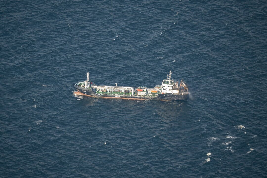 Feuer auf Tankschiff - Großer Hilfseinsatz auf der Ostsee - Das Tankschiff soll in den Rostocker Hafen geschleppt werden.