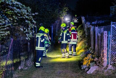 Feuer in einer Kleingartenanlage in Thalheim - Die Feuerwehr rückt sofort aus. Foto: Andre März