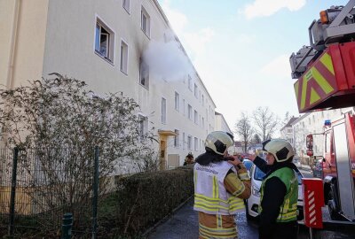 Feuer in Mehrfamilienhaus: Wohnung brannte völlig aus - In Dresden brannte heute morgen eine Wohnung völlig aus. Foto: Roland Halkasch