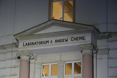 Feuer in Universität Leipzig: Eine Person leicht verletzt - Brandmeldeanlage in der Fakultät für Angewandte Chemie ausgelöst.