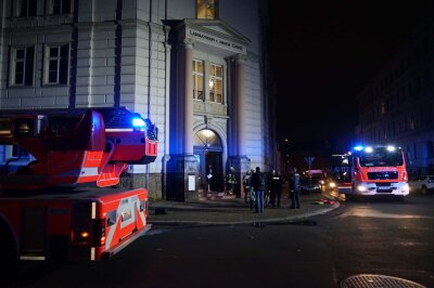 Feuer in Universität Leipzig: Eine Person leicht verletzt - Ursache des Feuers in Leipzigs Universität noch unklar.