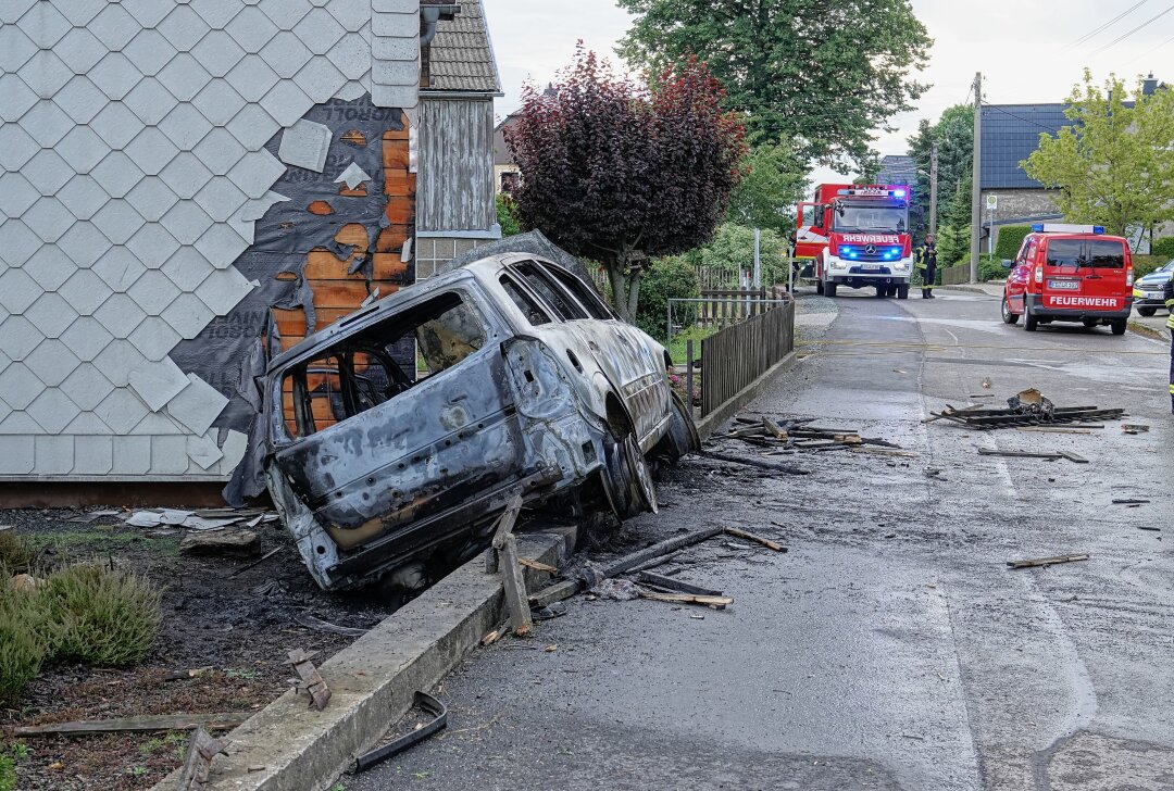 Feuer nach Kollision: Opel kracht gegen Hausfassade und geht in Flammen auf - Am Donnerstagfrüh kam es zu einem Verkehrsunfall, bei dem ein Auto in Flammen aufging und die Fassade eines Hauses beschädigte. Foto: Roland Halkasch