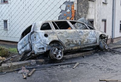 Feuer nach Kollision: Opel kracht gegen Hausfassade und geht in Flammen auf - Am Donnerstagfrüh kam es zu einem Verkehrsunfall, bei dem ein Auto in Flammen aufging und die Fassade eines Hauses beschädigte. Foto: Roland Halkasch