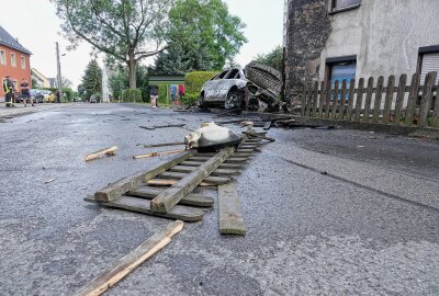 Feuer nach Kollision: Opel kracht gegen Hausfassade und geht in Flammen auf - Am Donnerstagfrüh kam es zu einem Verkehrsunfall, bei dem ein Auto in Flammen aufging und die Fassade eines Hauses beschädigte. Foto: Roland Halkasch