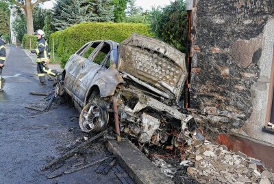 Feuer nach Kollision: Opel kracht gegen Hausfassade und geht in Flammen auf - Am Donnerstagfrüh kam es zu einem Verkehrsunfall, bei dem ein Auto in Flammen aufging und die Fassade eines Hauses beschädigte. Foto: Roland Halkasch