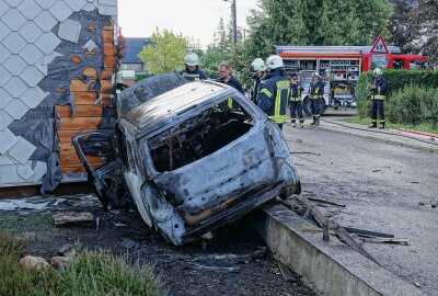 Feuer nach Kollision: Opel kracht gegen Hausfassade und geht in Flammen auf - Am Donnerstagfrüh kam es zu einem Verkehrsunfall, bei dem ein Auto in Flammen aufging und die Fassade eines Hauses beschädigte. Foto: Roland Halkasch