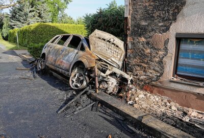 Feuer nach Kollision: Opel kracht gegen Hausfassade und geht in Flammen auf - Am Donnerstagfrüh kam es zu einem Verkehrsunfall, bei dem ein Auto in Flammen aufging und die Fassade eines Hauses beschädigte. Foto: Roland Halkasch