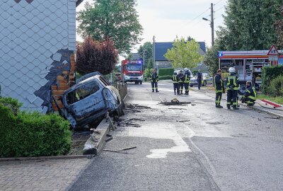 Feuer nach Kollision: Opel kracht gegen Hausfassade und geht in Flammen auf - Am Donnerstagfrüh kam es zu einem Verkehrsunfall, bei dem ein Auto in Flammen aufging und die Fassade eines Hauses beschädigte. Foto: Roland Halkasch